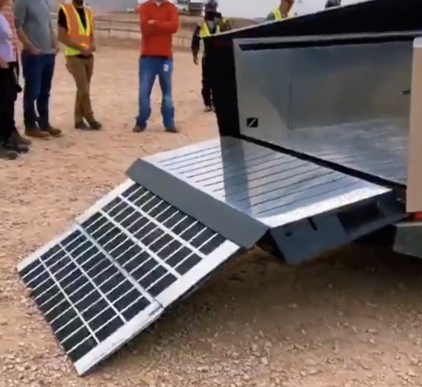 Video: Cybertruck Lowered Rear Air Suspension and Drops Tailgate Ramp ...