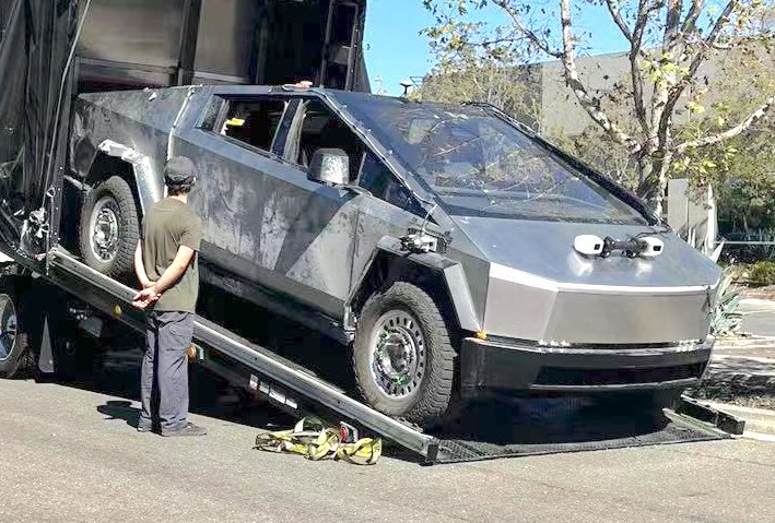 Tester Cybertruck Prototype Spotted on a Tow Truck! | Tesla Cybertruck ...