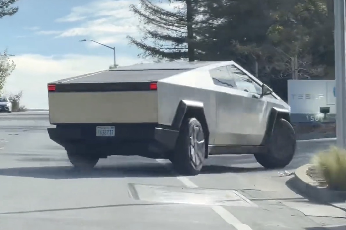 Rear Wheel Steering in Action by Cybertruck Swerving on Public Roads 🛞 ...