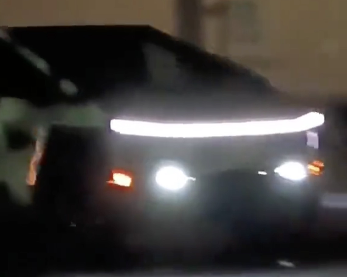 Video: Camo'd Cybertruck with lights on at night (headlight bar, fog ...