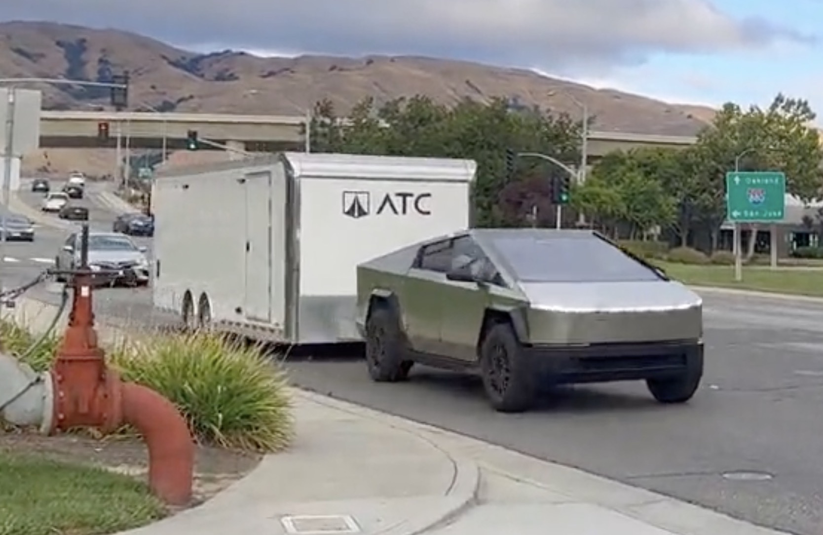 Spotted: First video of Cybertruck towing trailer! | Tesla Cybertruck ...