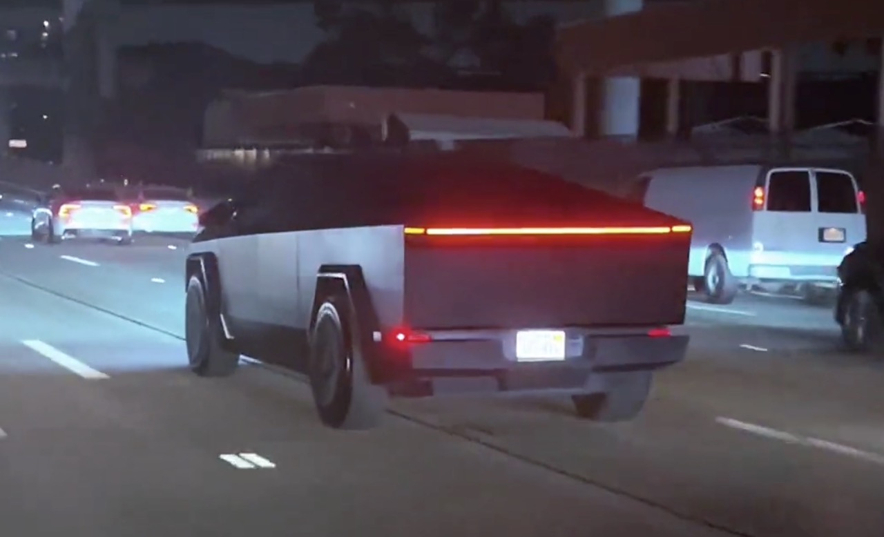 Black Cybertruck looking so stealth at night 🥷🏻 | Tesla Cybertruck ...